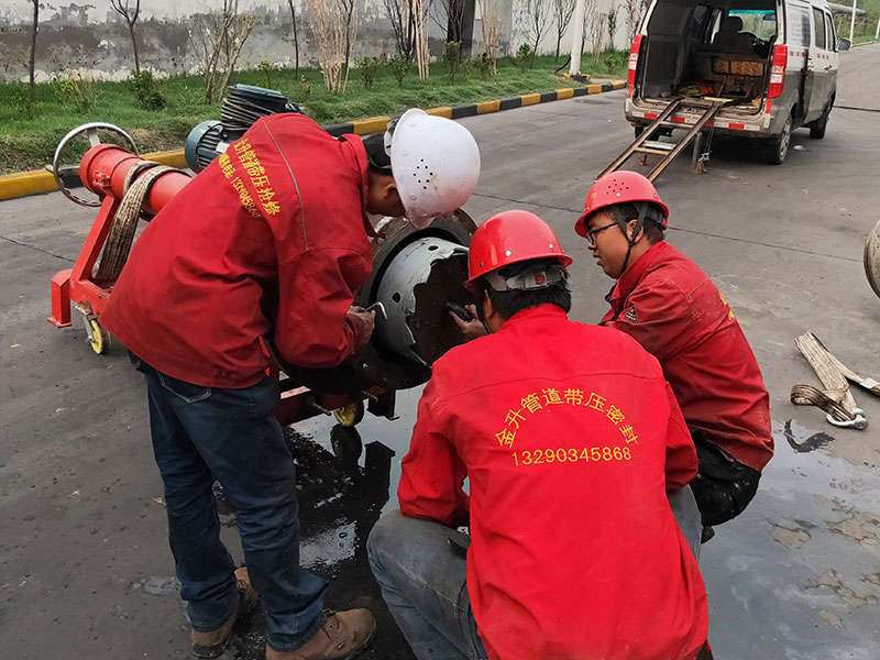 DN500循環(huán)水管道帶壓開孔順利完成！2.jpg